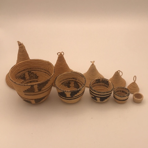 Rwandan Tutsi Nesting Baskets w/ Lids set of 5 - Picture 2 of 11